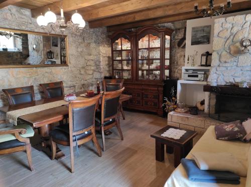 ORIGINAL MEDITERRANEAN STONE HOUSE in Gornji Seget