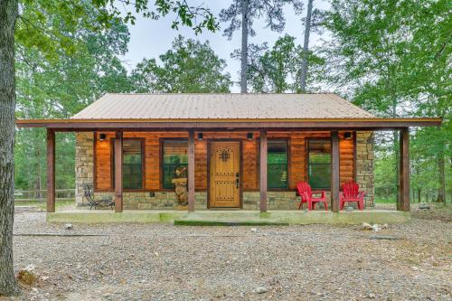 Broken Bow Cabin with Private Hot Tub 7 Mi to Lake