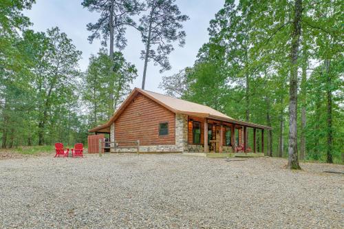 Broken Bow Cabin with Private Hot Tub 7 Mi to Lake