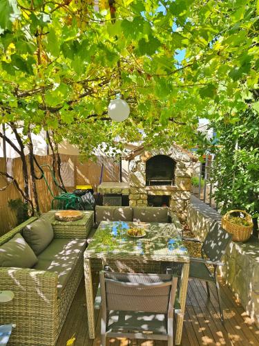 Holiday Place Veli Dvor - vacation house with private garden in old town Punat