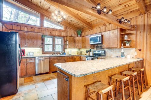 Treehouse-Style Cabin, 1 Mi to Massanutten Resort in McGaheysville, USA