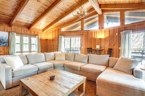 Treehouse-Style Cabin, 1 Mi to Massanutten Resort in McGaheysville, USA