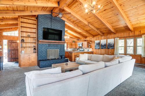Treehouse-Style Cabin, 1 Mi to Massanutten Resort in McGaheysville, USA