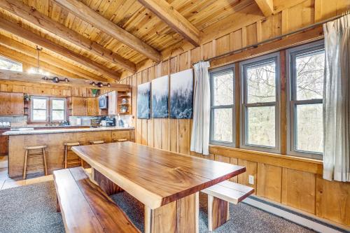 Treehouse-Style Cabin, 1 Mi to Massanutten Resort in McGaheysville, USA