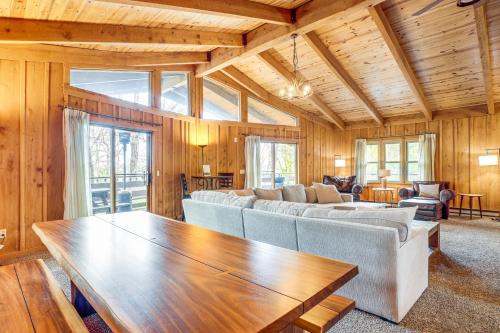 Treehouse-Style Cabin, 1 Mi to Massanutten Resort in McGaheysville, USA