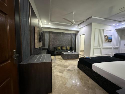 The Royal Residency - image 4