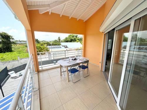 Rubis - Vue piscine, balcon, proche Destraland, Baie-Mahault (zdjęcie 3)