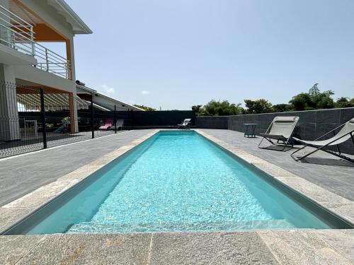 Rubis - Vue piscine, balcon, proche Destraland - Location saisonnière - Baie-Mahault