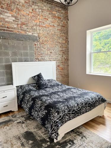 Beautiful New Riverfront Condo in Fries