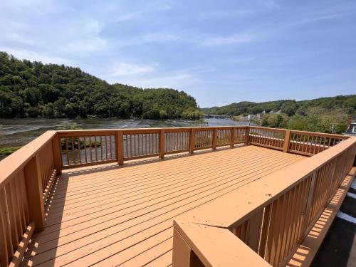Altan/terrasse, Beautiful New Riverfront Condo in Fries