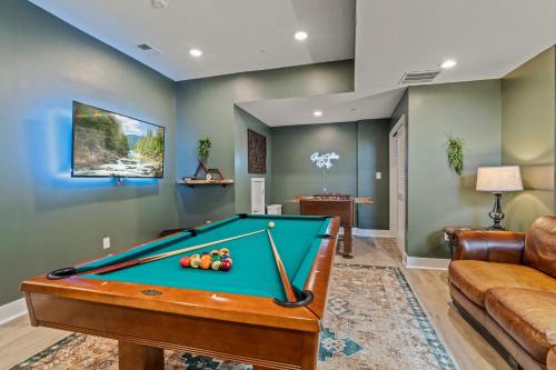 Luxury Townhome 2 Car Garage and Decks 2 Billiards Room