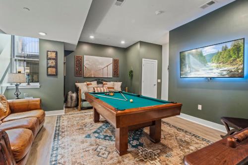 Luxury Townhome 2 Car Garage and Decks 2 Billiards Room in Philadelphia, USA
