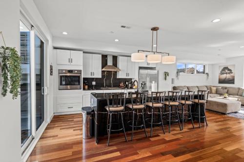 Luxury Townhome 2 Car Garage and Decks 2 Billiards Room in Philadelphia, USA