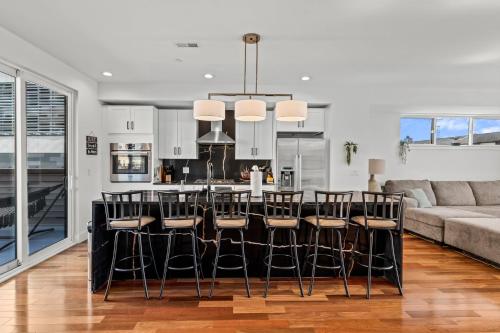 Luxury Townhome 2 Car Garage and Decks 2 Billiards Room in Philadelphia, USA