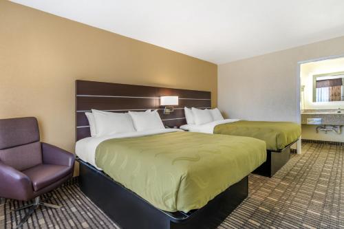 2 queen beds