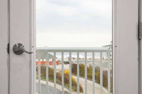 Newly Renovated Ocean Views Private Balcony