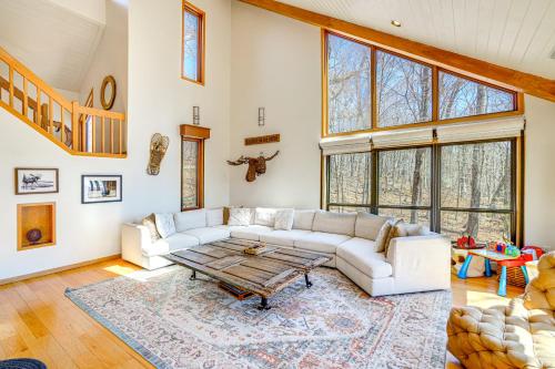 Wilmington Retreat with Deck Lake Views and Game Room - main image