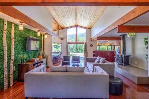 Sequoia River House, close to SNP, 2 Decks on Amazing River on 7acres, Three Rivers
