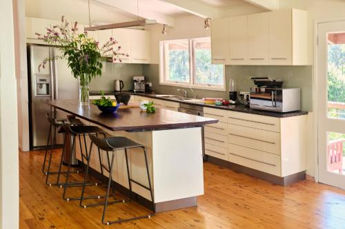 Tranquil farmhouse with sea view, dog friendly in Bawley Point