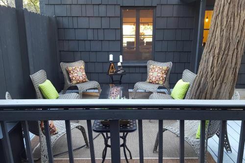 HISTORIC COTTAGE Luxe Remodel 2 Level Deck Lake View Walk to Village - image 14