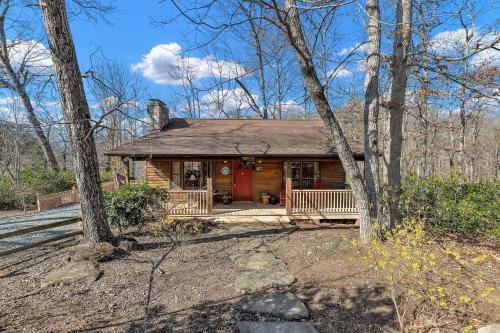 A Cozy 2BR Log Cabin Getaway-Mirror Lake-Fireplace cabin in Lake Lure, USA