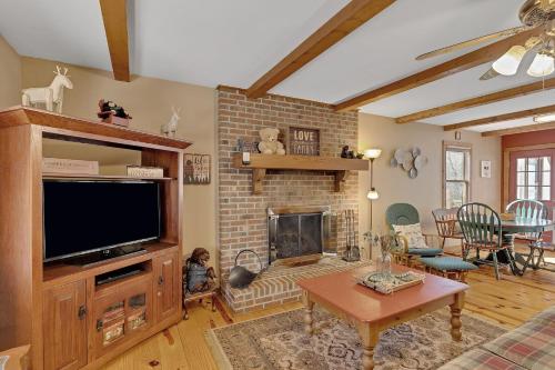 A Cozy 2BR Log Cabin Getaway-Mirror Lake-Fireplace cabin in Lake Lure, USA