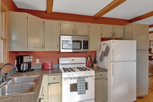 A Cozy 2BR Log Cabin Getaway-Mirror Lake-Fireplace cabin in Lake Lure, USA