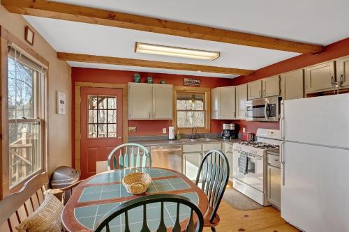 A Cozy 2BR Log Cabin Getaway-Mirror Lake-Fireplace cabin in Lake Lure, USA