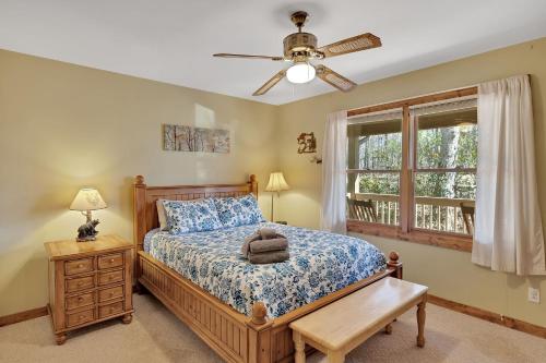 A Cozy 2BR Log Cabin Getaway-Mirror Lake-Fireplace cabin in Lake Lure, USA