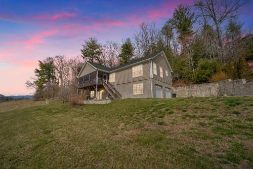 -Mountain Views-Great location-Near DuPont and Pisgah Forest home