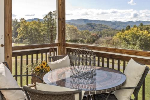 -Mountain Views-Great location-Near DuPont and Pisgah Forest home in Etowah, USA