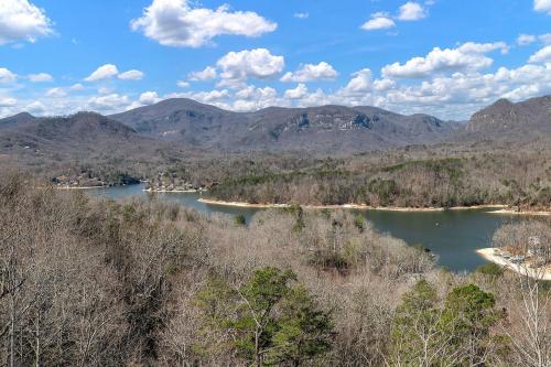 Spacious Cabin With Fantastic Long Range Mountain and Lake Views - Lake Lure - The Overlook cabin in Lake Lure, USA