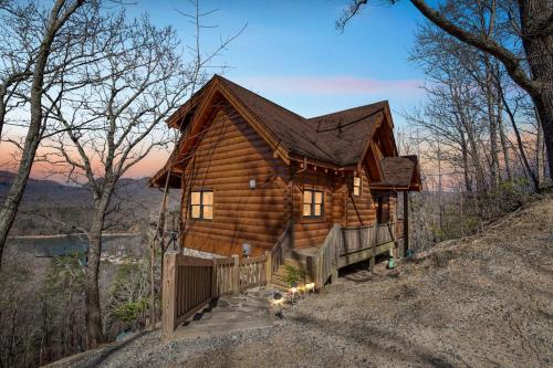 Spacious Cabin With Fantastic Long Range Mountain and Lake Views - Lake Lure - The Overlook cabin in Lake Lure, USA