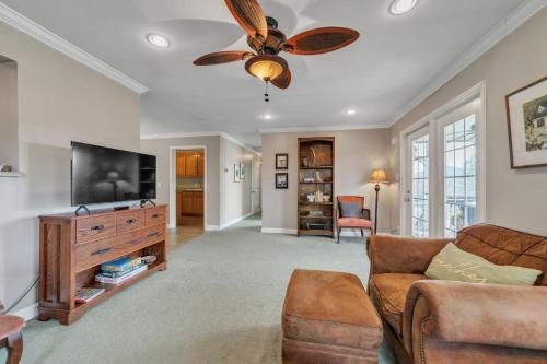 -Mountain Views-Great location-Near DuPont and Pisgah Forest home in Etowah, USA