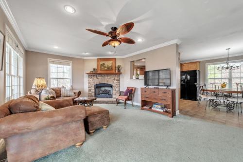 -Mountain Views-Great location-Near DuPont and Pisgah Forest home in Etowah, USA
