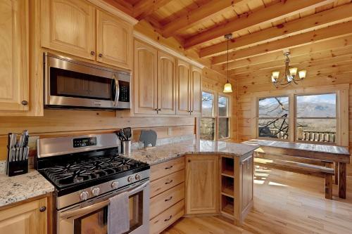 Spacious Cabin With Fantastic Long Range Mountain and Lake Views - Lake Lure - The Overlook cabin in Lake Lure, USA