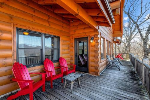 Spacious Cabin With Fantastic Long Range Mountain and Lake Views - Lake Lure - The Overlook cabin in Lake Lure, USA