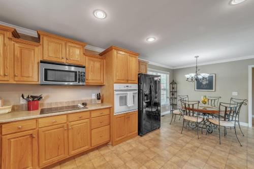 -Mountain Views-Great location-Near DuPont and Pisgah Forest home in Etowah, USA