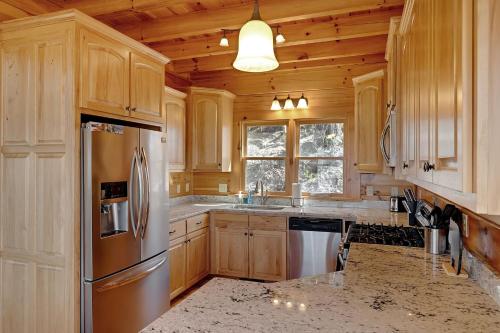 Spacious Cabin With Fantastic Long Range Mountain and Lake Views - Lake Lure - The Overlook cabin in Lake Lure, USA