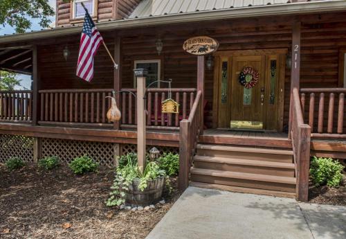 Relax with spectacular mountain views at Bears Den Cabin in Lake Lure - firepit cabin in Lake Lure, USA