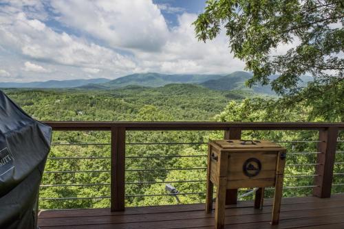 Relax with spectacular mountain views at Bears Den Cabin in Lake Lure - firepit cabin in Lake Lure, USA
