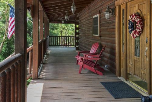 Relax with spectacular mountain views at Bears Den Cabin in Lake Lure - firepit cabin in Lake Lure, USA
