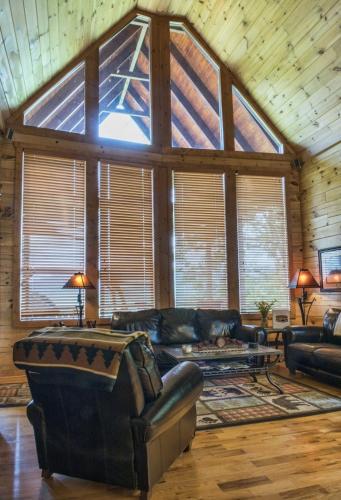 Relax with spectacular mountain views at Bears Den Cabin in Lake Lure - firepit cabin in Lake Lure, USA