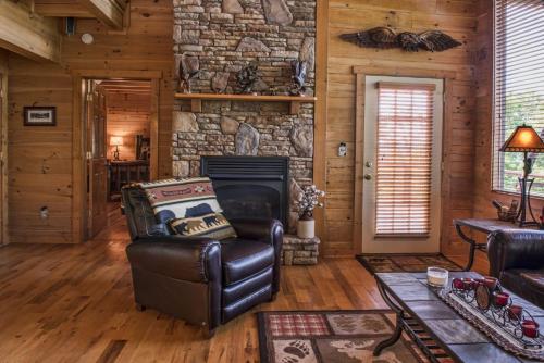 Relax with spectacular mountain views at Bears Den Cabin in Lake Lure - firepit cabin in Lake Lure, USA