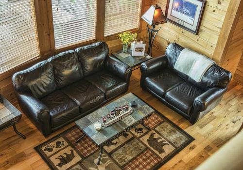 Relax with spectacular mountain views at Bears Den Cabin in Lake Lure - firepit cabin in Lake Lure, USA