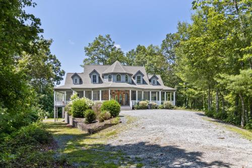 Grand Mountain Getaway near Dupont-Hendersonville, NC home in Hendersonville, USA