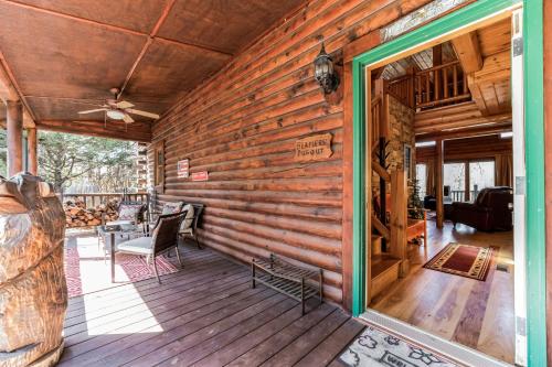 Vacation cabin in Lake Lure - Mirror Lake - great family space! W-Fi cabin in Lake Lure, USA