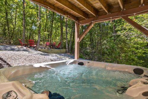 Luxury and Comfort in Lake Lure-Hot Tub-Fire pit cabin in Lake Lure, USA