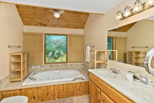 Luxury and Comfort in Lake Lure-Hot Tub-Fire pit cabin in Lake Lure, USA