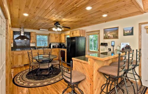 Luxury and Comfort in Lake Lure-Hot Tub-Fire pit cabin in Lake Lure, USA